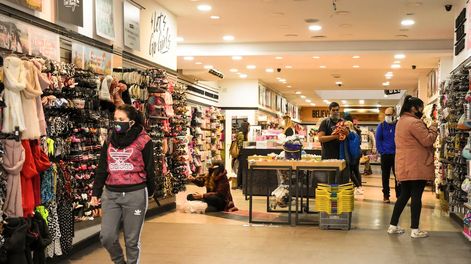 Comercios de Godoy Cruz deberán abrir a partir de las 10. el horario corrido es optativo. - Mariana Villa / Los Andes