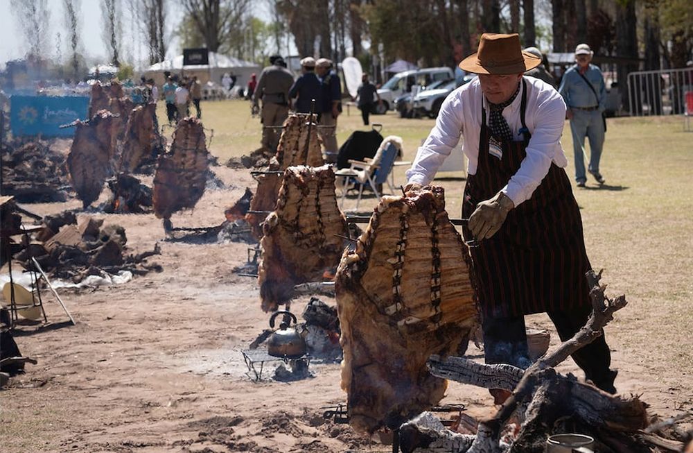 Los puestos de cada equipo, con sus estacas en la tierra, convocaron a 1.500 espectadores, que degustaron las delicias. Foto: Ignacio Blanco / Los Andes