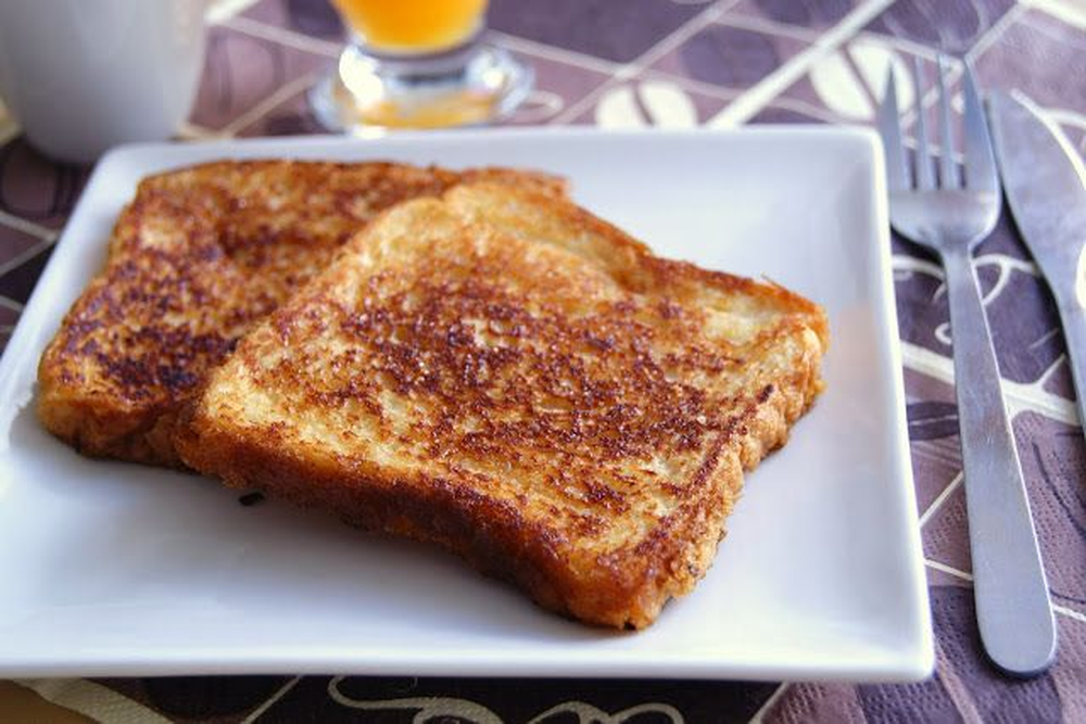 Merienda fácil prepara una opción dorada en sartén con pan y huevo, sin usar leche.