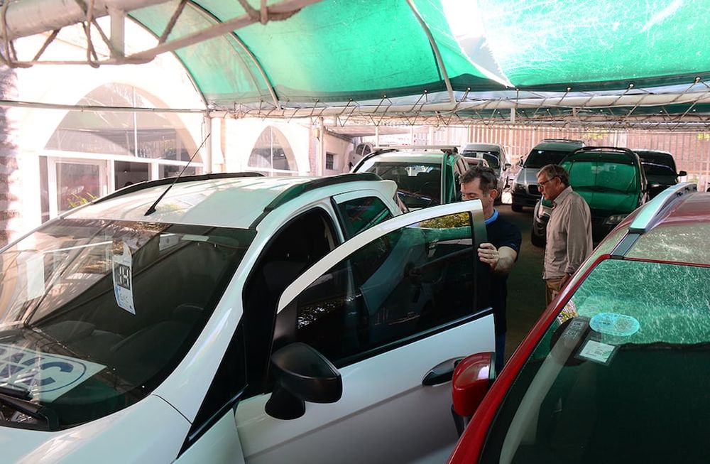 Venta de autos usados en concesionarias de avenida Castro Barros. (José Gabriel Hernández / La Voz)