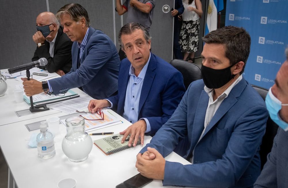 Legislatura de MendozaEl ministro Víctor Ibañez participó en la reunión de las comisiones de Legislación y Asuntos Constitucionales (LAC) de las cámaras de Senadores y Diputados de Mendoza, para explicar el proyecto de ley de Boleta Única Papel. Foto: Ignacio Blanco / Los Andes