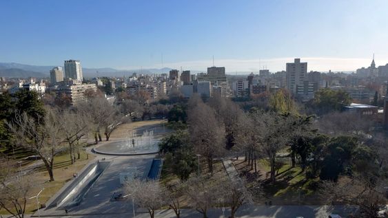 Un frente frío proveniente del Sur hará bajar el mercurio notablemente. El jueves la temperatura volverá a subir. Foto: Orlando Pelichotti / Los Andes