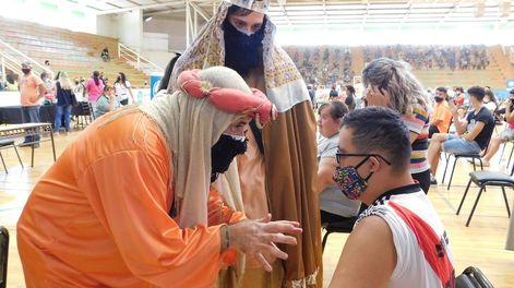 Los Andes | Se disfrazaron de Reyes Magos para contener a los niños en los centro de vacunación de Palmira y San Martín