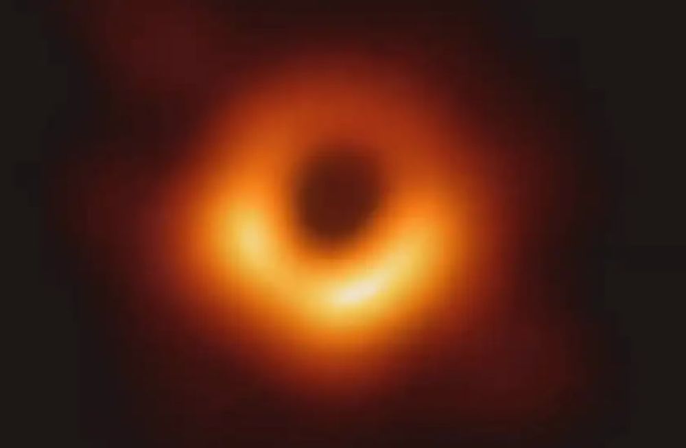 A diferencia de la teoría de partículas, la teoría de cuerdas sí permite describir la gravedad a escalas microscópicas (gravedad cuántica). En particular, la teoría de cuerdas permite explicar las propiedades de los agujeros negros. Crédito de la imagen: EHT.