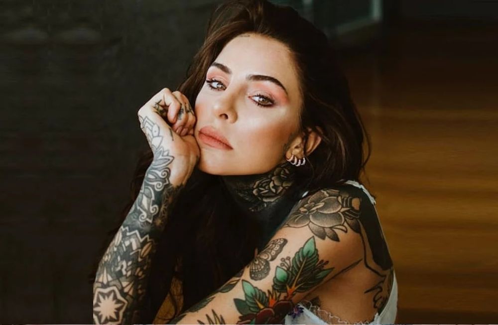 Cande Tinelli espera que la inviten a tomar vino y mientras posa sensual