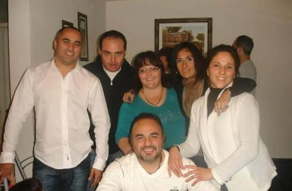 Miriam Fernández, penúltima de la derecha, junto a sus hermanos