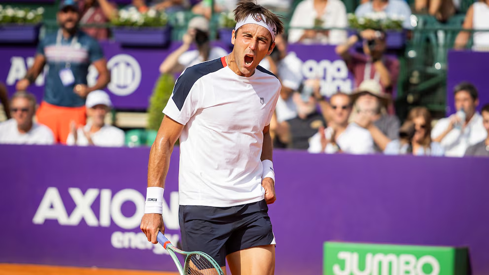 Tomás Etcheverry tuvo que batallar para imponerse y pasar a la otra instancia.