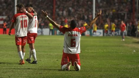 Apareció Alarcón y con un cabezazo metió el empate de Instituto ante Estudiantes de Caseros, en Alta Córdoba. (Facundo Luque / La Voz)