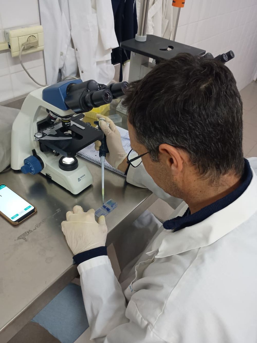 &nbsp;Tras las evidencias. Tareas de microscopía en laboratorio.