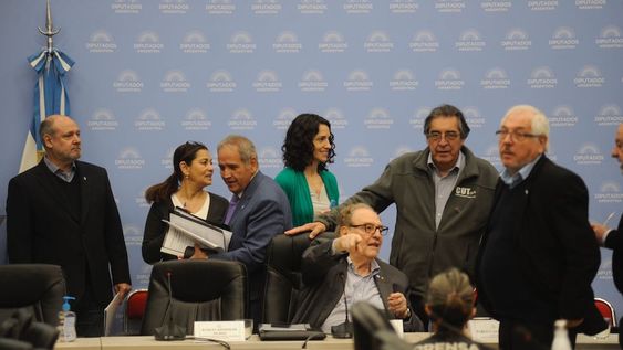 El diputado Carlos Heller en la Comisión de Presupuesto y Hacienda, durante el debate sobre la eliminación del impuesto a las Ganancias (Foto: Federico López Claro)