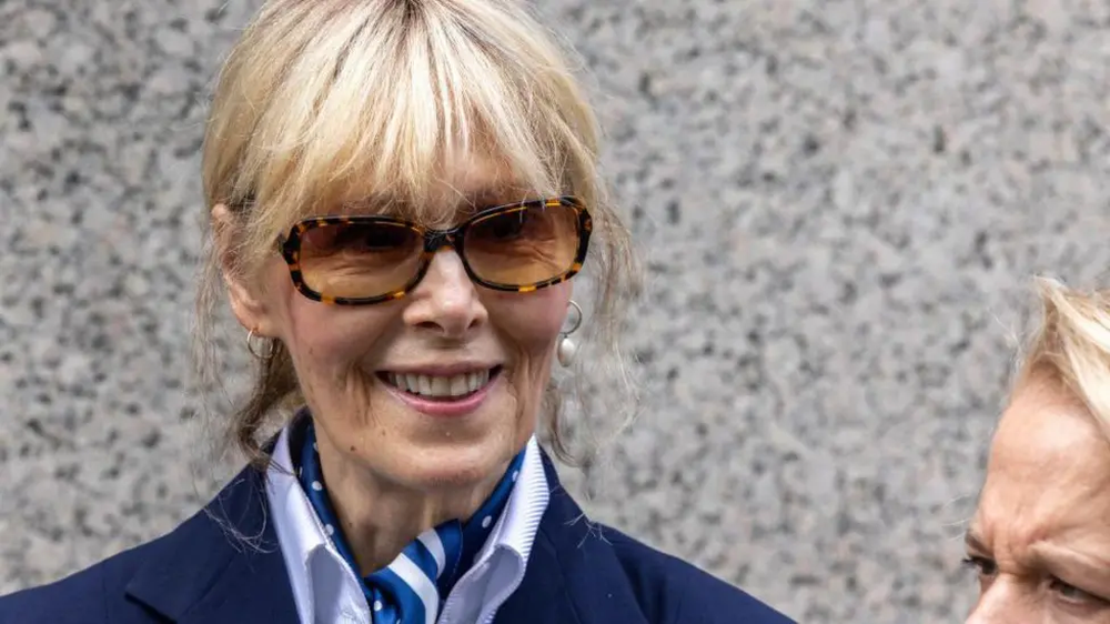 E Jean Carroll, la escritora que recibe la indemnización de Donald Trump.