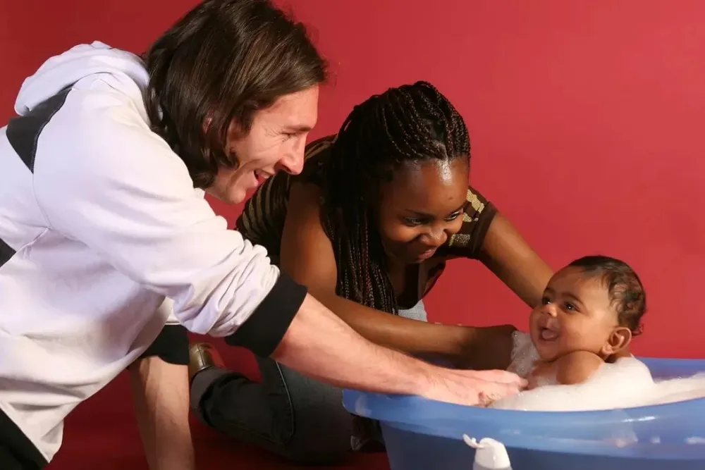 Lionel Messi junto a Lamine Yamal y su mamá en el 2007.