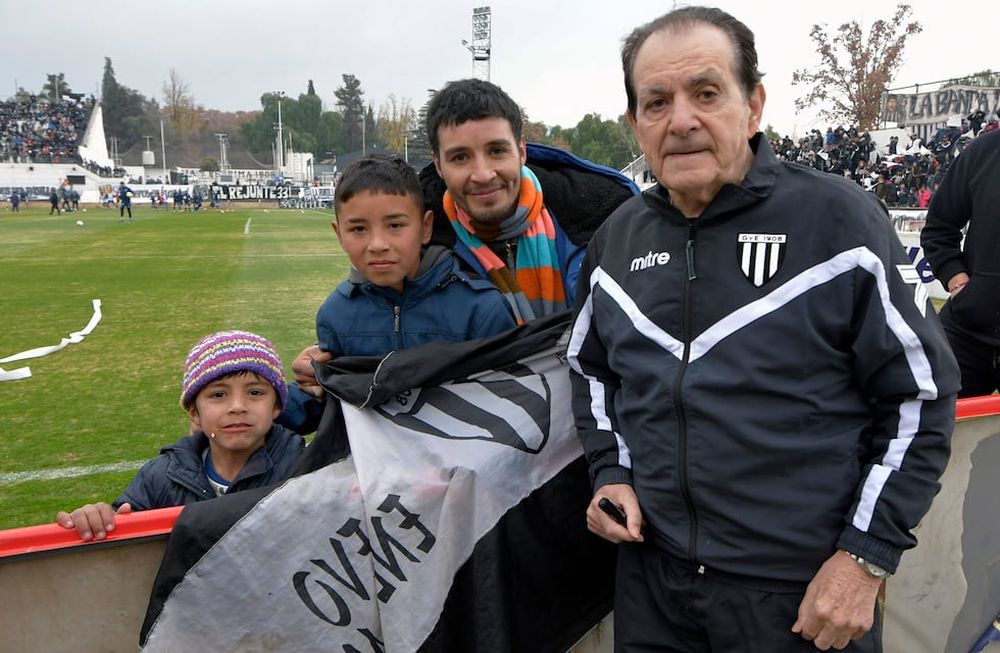 El gran Víctor Antonio Legrotaglie y los chicos pudieron disfrutar en paz el clásico entre Gimnasia e Independiente. Que se repita. / Orlando Pelichotti