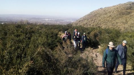 Los Andes | Entre las actividades que se pueden realizar, la más requerida por el público es un trekking de algo más de 3 kilómetros hacia los cerros cercanos, como el Negro. | Foto: Marcelo Rolland / Los Andes