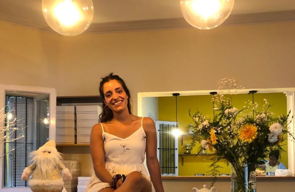 Florencia Magistretti empezó su emprendimiento de pastelería durante la pandemia, en la casa familiar. Hoy tiene su propio local y un café, con su mamá y su hermano. Foto: Gentileza