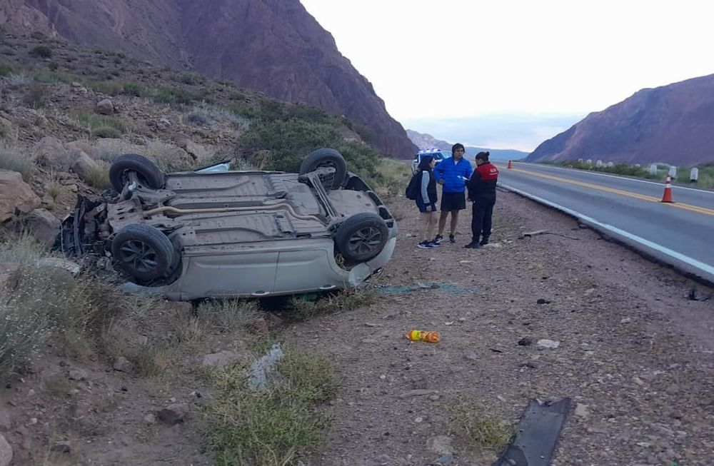 Vuelco camino a Chile, en Picheuta. Gentileza Gendarmería Nacional.