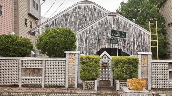 cubrieron una casa con mas de 50.000 latas de cerveza y la transformaron en una obra de arte