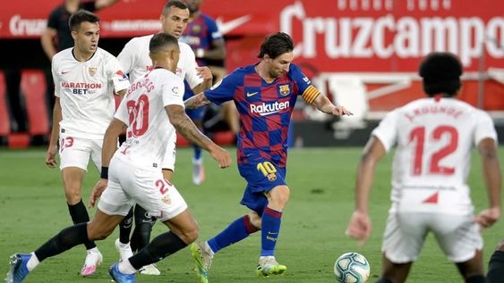 El astro argentino reaccionó y empujó al brasilero Diego Carlos, quien se dejó caer y esperó que la roja para la Pulga. El astro argentino reaccionó y empujó al brasilero Diego Carlos, quien se dejó caer y esperó que la roja para la Pulga.