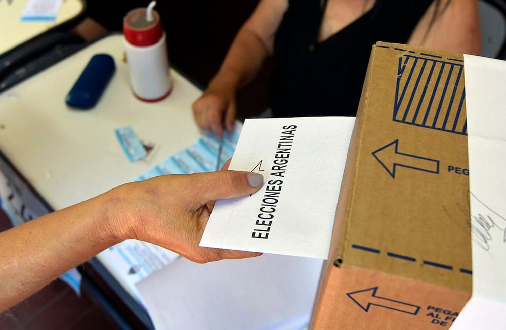 Pasadas las 8 de la mañana de este domingo comenzó el balotaje para definir quién será el próximo Presidente de Argentina. Hay 35 millones de personas habilitadas para votar entre el candidato de Unión por la Patria, Sergio Massa, y el de La Libertad Avanza (LLA), Javier Milei.Escuela Patricias Mendocinas, Carlos vota junto a su perro SuryaFoto: Orlando Pelichotti