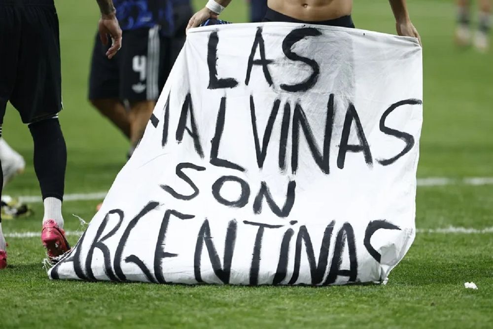 La bandera Las Malvinas son argentinas se convirtió en un símbolo de la semifinal entre Inglaterra y Argentina