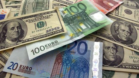 Euro y dólar. Photo(Jochen Eckel/DPA-Zentralbild)