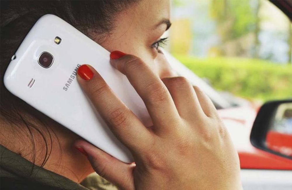 Después de 30 años de estudios, una investigación descartó el riesgo para la salud por usar celulares.