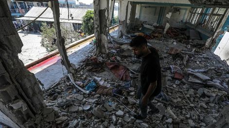 Los Andes | Un palestino observa los daños ocasionados por un ataque israelí contra una escuela de la UNRWA en el campo de refugiados de Al Nusairat, en el centro de la Franja de Gaza. EFE/EPA/Mohammed Saber