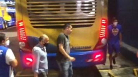 Boca perdió con el Lobo y Riquelme hizo que todos los jugadores, que ya estaban arriba del micro para irse del estadio, descendieran para hablar. /Gentileza.