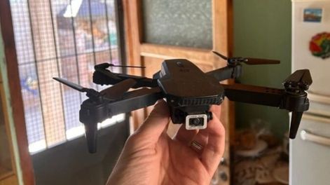 Mujer en San Carlos encuentra un drone en el techo de su hogar. Ya se habían recibido denuncias de parte de vecinos de la zona.&nbsp;