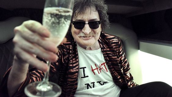 Charly García salió al balcón para celebrar su cumpleaños con sus fans