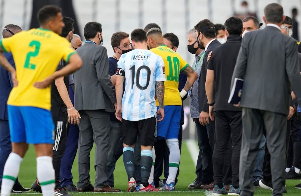 Lionel Messi y Neymar el día de la suspensión en San Pablo. Brasil y Argentina deben ese partido por las Eliminatorias Sudamericanas. (AP)