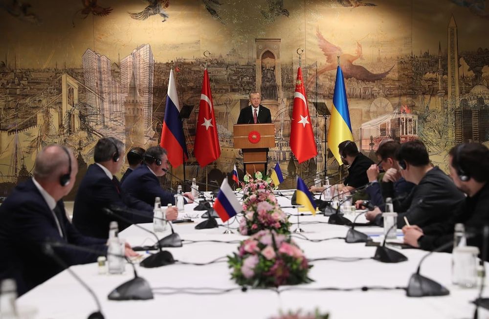El presidente de Türkiye, Recep Erdogan, hablando a representantes de Rusia y Ucrania en una de las reuniones celebradas en Estambul para resolver el conflicto con los granos.