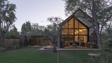 Esta vivienda de 348 metros cuadrados combina la robustez del acero con la calidez del roble esloveno.