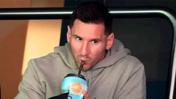 Para presentar la clásica bebida que acompaña a los argentinos en la vida diaria, dieron una referencia clara: “Messi toma esto todos los días”. Gentileza: TN.