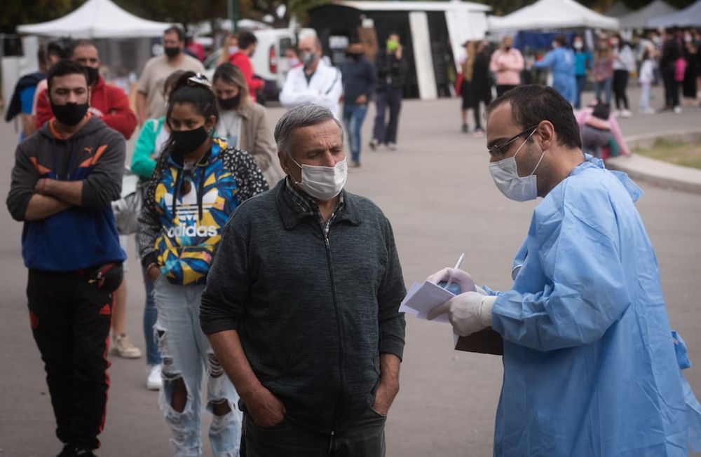 En Semana Santa hubo puntos de testeo en distintas localidades la provincia.Larga fila para acceder a los testeos rápidos en el Parque San MartínMendocinos se dirigen a los diferentes puestos rápidos para testarse. Foto: Ignacio Blanco / Los Andes