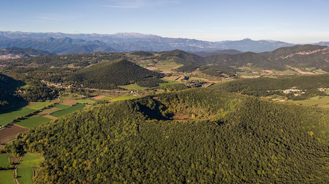 Volcanes en Santa Pau: el pueblo que conserva una identidad medieval.