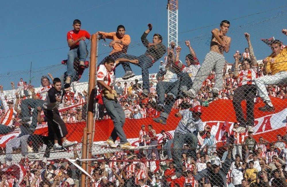 ¡Su primer amor!: La foto viral de Wanchope Abila colgado del alambrado por Instituto