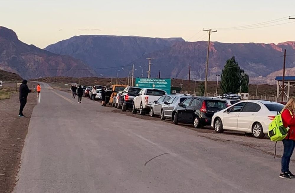 Así aguardaban los viajeros en Uspallata la apertura del paso a Chile. Gentileza Gendarmería