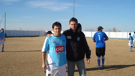 Los Andes | Diego Flores jugó en Las Flores, en Liga Cordobesa y luego dirigió en las inferiores de Juniors y en el interior cordobés. Más tarde, sería ayudante de Bielsa. (Gentileza Facebook Diego Flores DT).