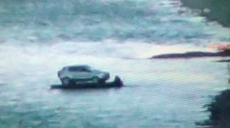 Un grupo de personas intentó ingresar de forma ilegal al país una camioneta transportada en un gomón. Foto: Gentileza / Prensa Gendarmería Nacional