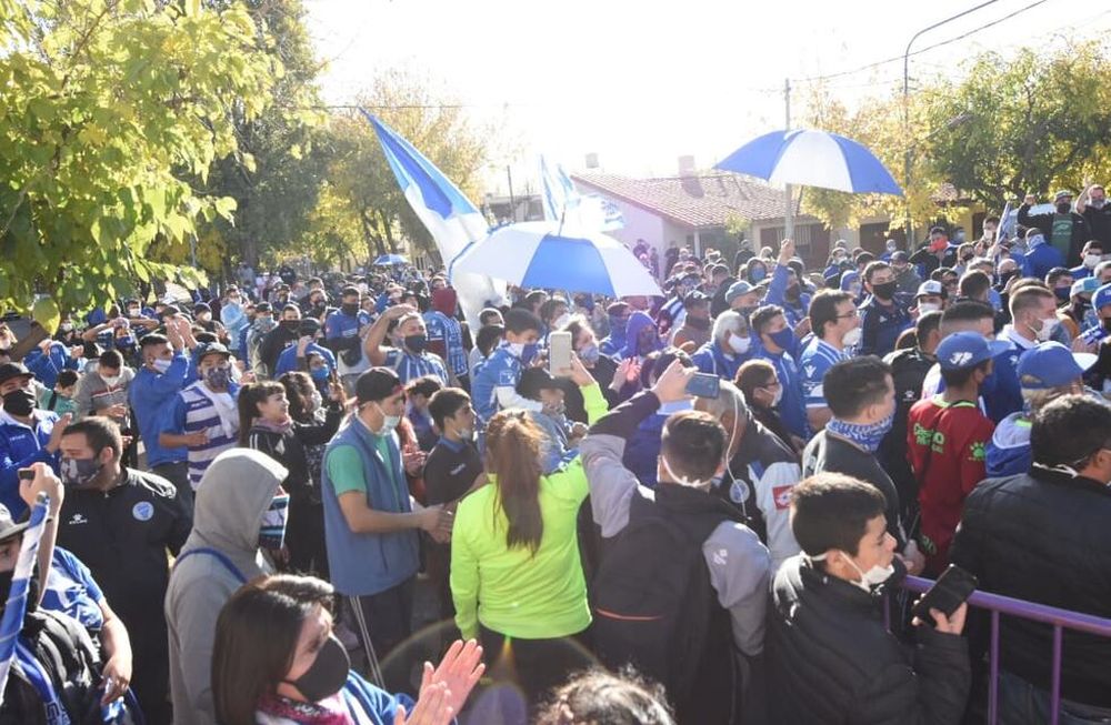 Los hinchas tombinos olvidaron la cuarentena y despidieron en la calle al Loco Julio