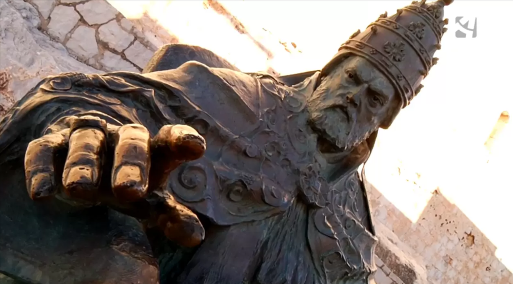 El cardenal Pedro Luna fue elegido como Papa por cardenales franceses y se lo excomulgó tras el Concilio de Constanza. Hoy es conocido como uno de los 