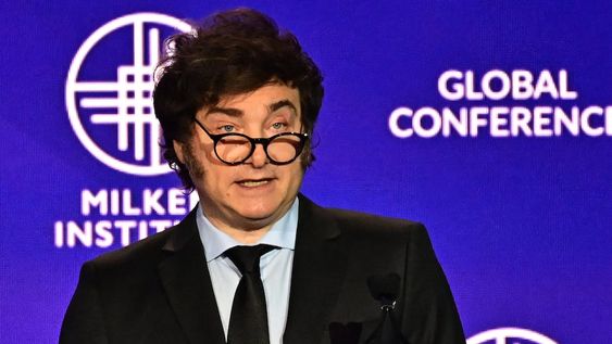 El presidente de Argentina, Javier Milei, en su discurso en la 27ª Conferencia Mundial anual del Instituto Milken en el Beverly Hilton de Beverly Hills, California. Foto: Frederic J. BROWN / AFP