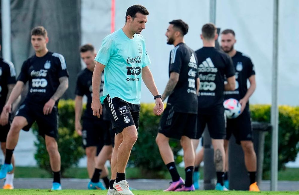 El Mundial de Qatar 2022 está cada vez más cerca y Lionel Scaloni ya diagrama la citación final para el certamen, con siete jugadores en pugna por tres lugares. / Gentileza.