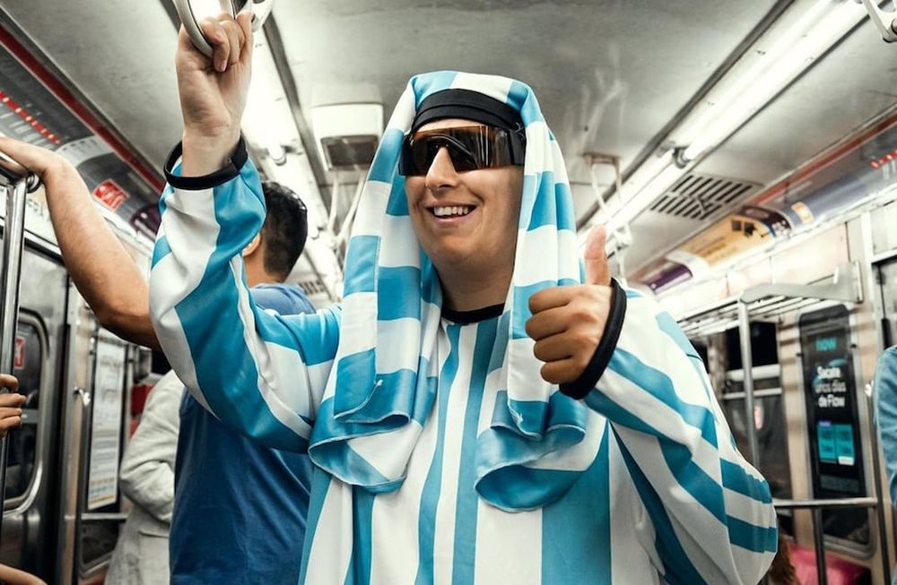 El influencer Chapu Martínez con su característico traje para producir contenido en el Mundial Qatar 2022. (Foto de Instagram @chapumartinez)