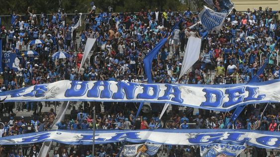 La popular Sur del estadio Malvinas Argentinas estuvo repleta alentando a Godoy Cruz y recordó al Morro García. / Ignacio Blanco (Los Andes).
