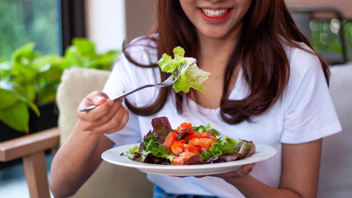 Comer ensalada todos los días: esto cambia en tu cuerpo y nadie te advierte