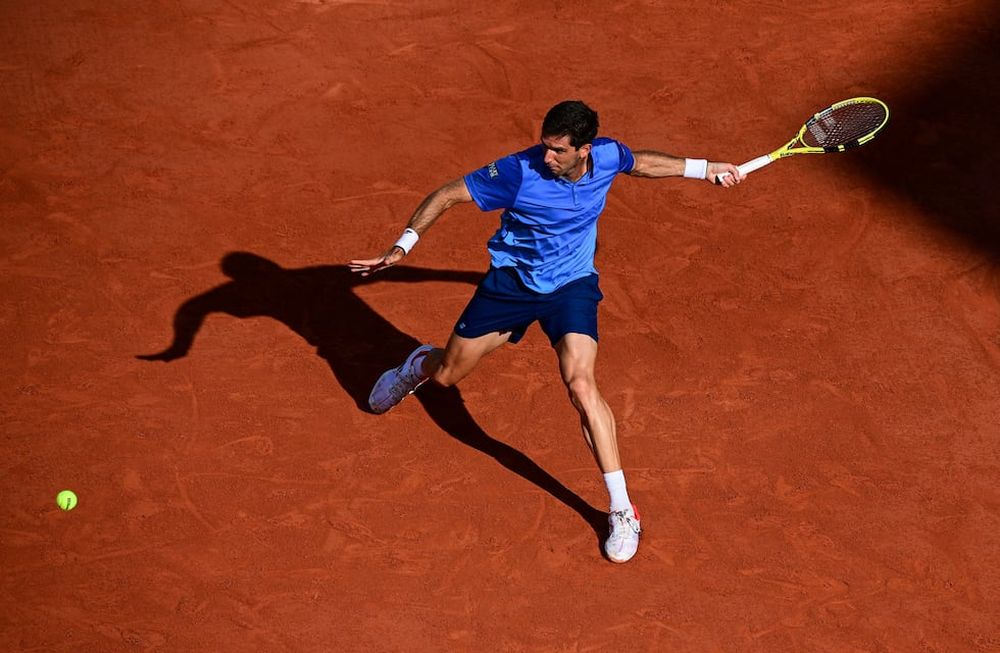 Argentinas Federico Delbonis returns the ball to Spains Alejandro Davidovich Fokina during their mens singles fourth round tennis match on Day 8 of The Roland Garros 2021 French Open tennis tournament in Paris on June 6, 2021. (Photo by MARTIN BUREAU / AFP)