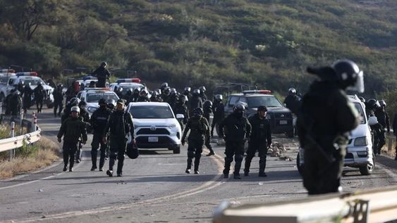 Integrantes de las Fuerzas Armadas llegan para desbloquear las vías que unen el oriente y el occidente boliviano este miércoles, en Parotani (Bolivia).&nbsp;