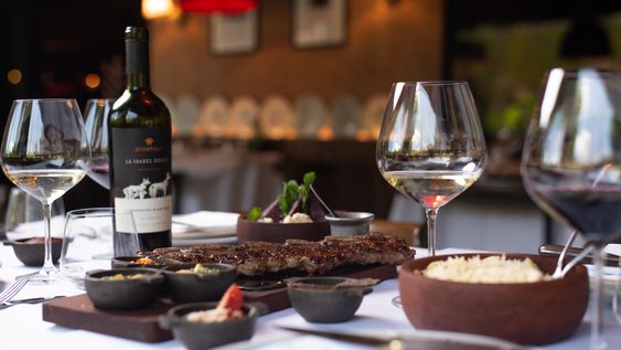 la cabrera mendoza invita a celebrar su primer cumpleanos con una cena especial y una pena electronica